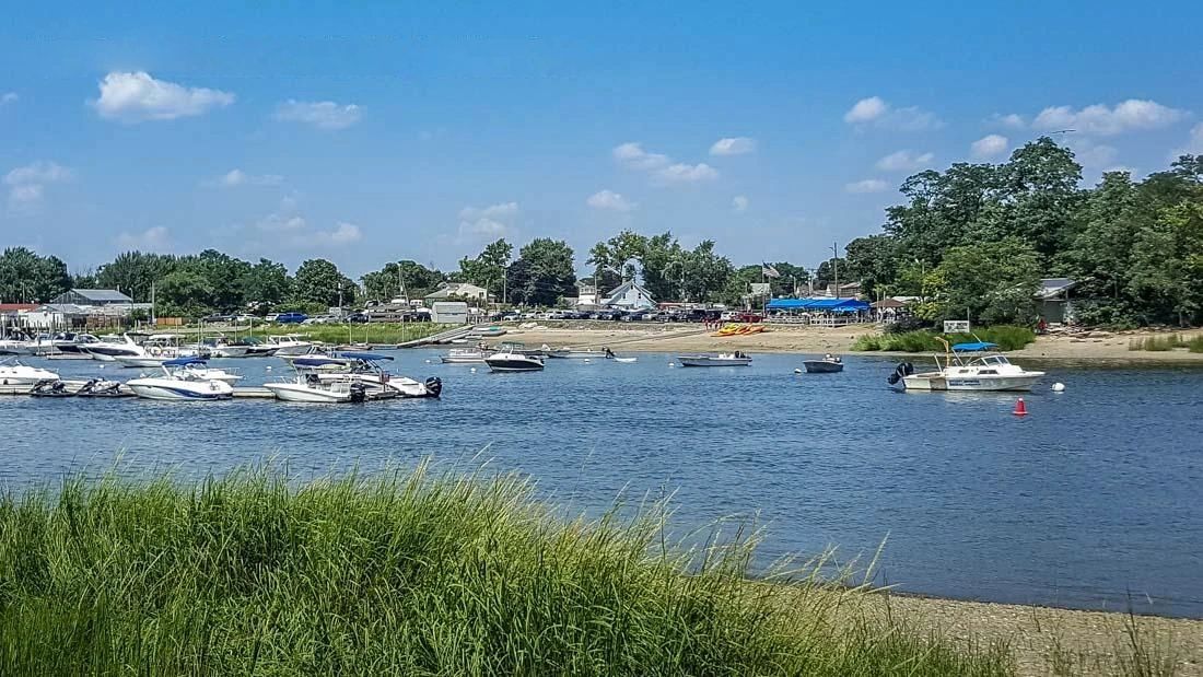 Bridge Marina Clam Bar: Waterside Dining, Live Music & Boat Access